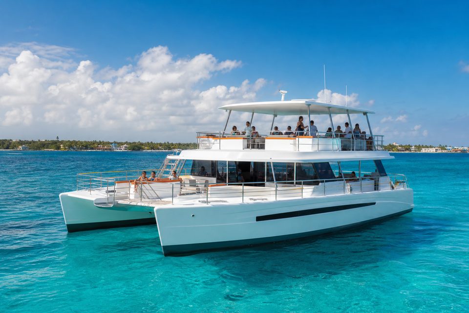 Catamarán de dos pisos navegando en aguas turquesas de Cozumel