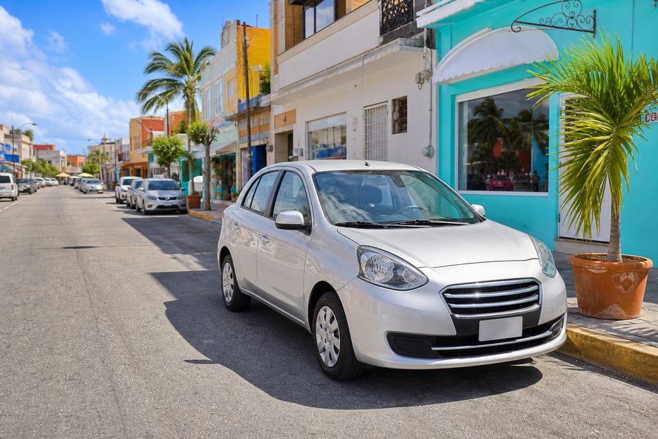 Automóvil tipo March o Versa en el centro de Cozumel